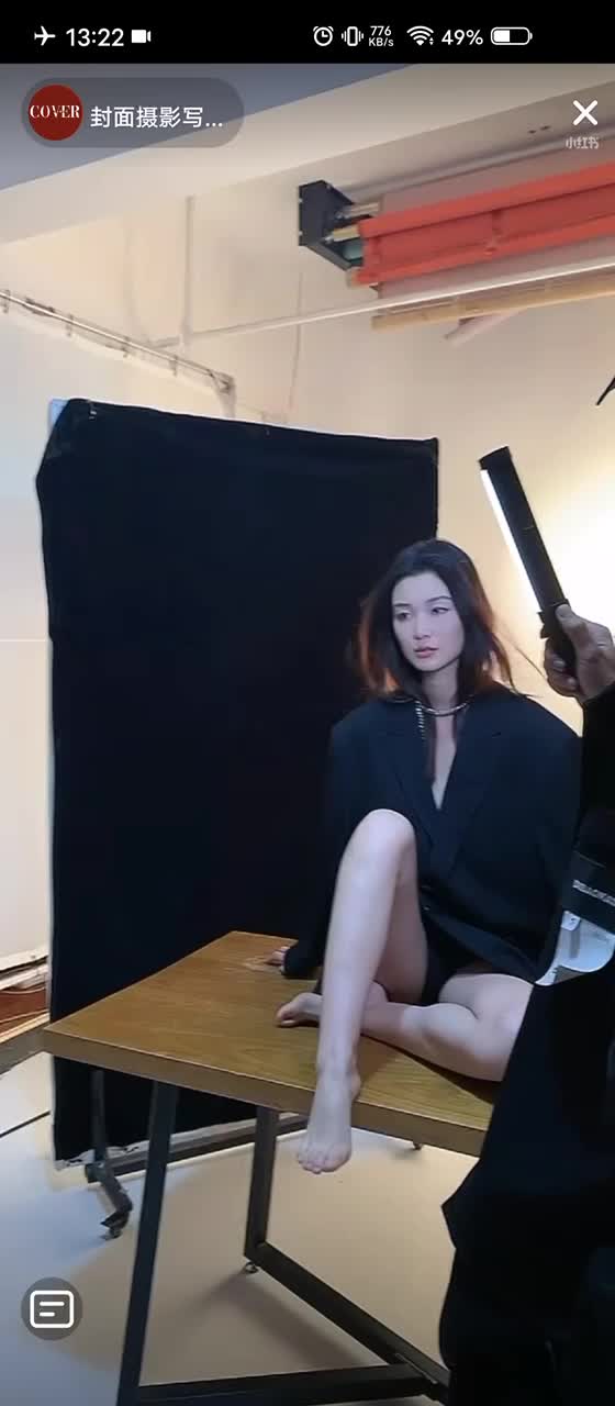 抖音直播美女模特拍摄写真摄影师故意走光 (45).MP4