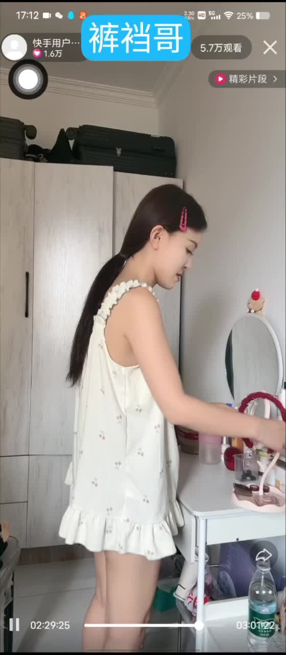 4月末精选走光视频 (29).MP4