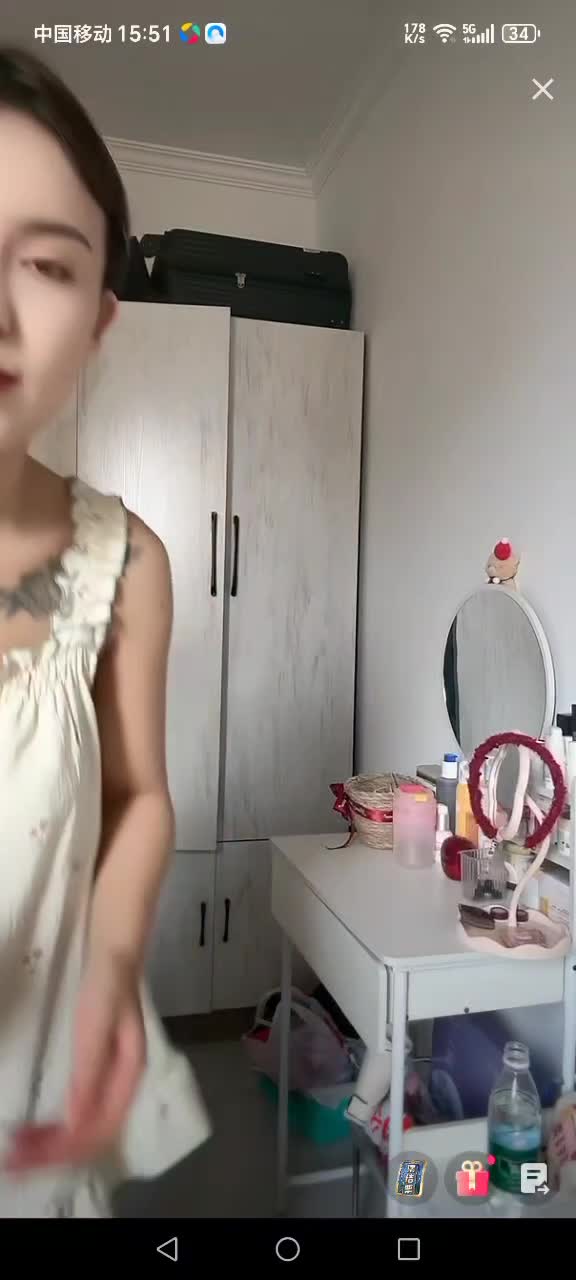 4月末精选走光视频 (30).MP4